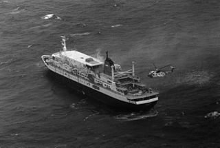 320px-MS_Prisendam_sinking_off_Alaska_with_USCG_HH-3F_1980